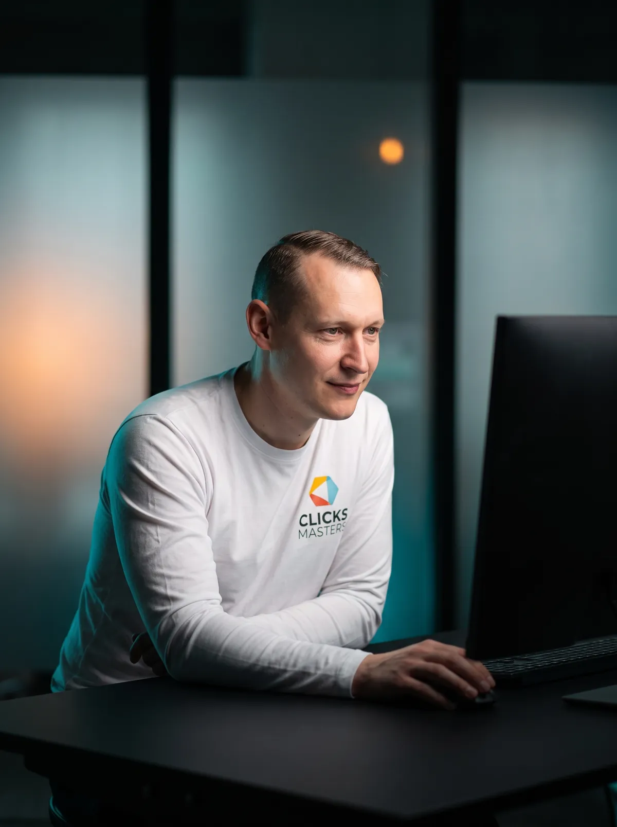 Johan at his desk reviewing a paid-ads dashboard